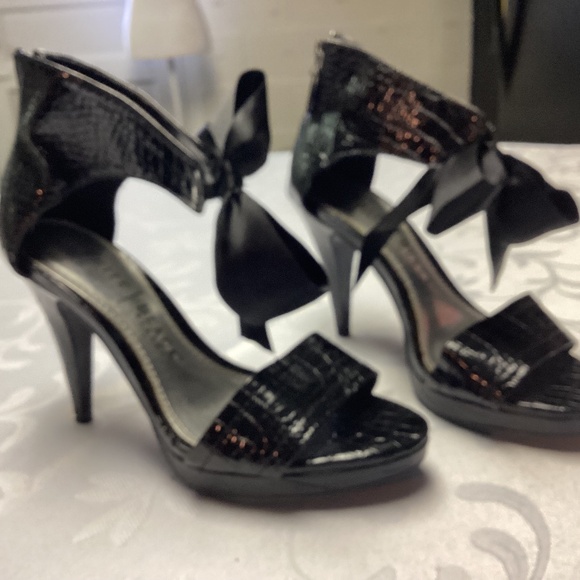 White House black market heels size 6 PATENT LEATHER💃 / bows 🖤🖤🖤🖤 - Picture 1 of 9